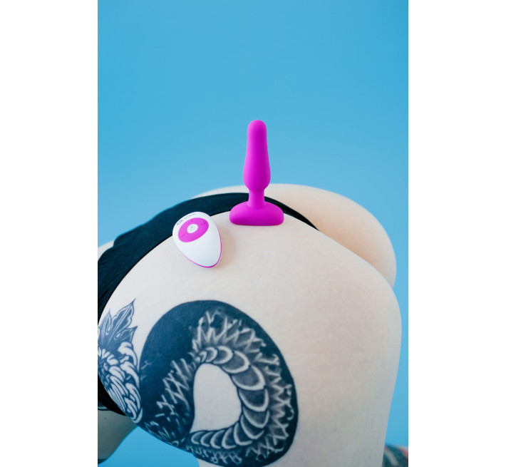 Анальна пробка з вібрацією та пультом B-Vibe Novice Plug, рожева