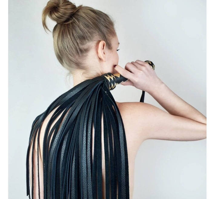 Черный флоггер классический с золотой рукоятью Art of Sex натуральная кожа, 50 хвостов, по 50см, рукоятка 20см