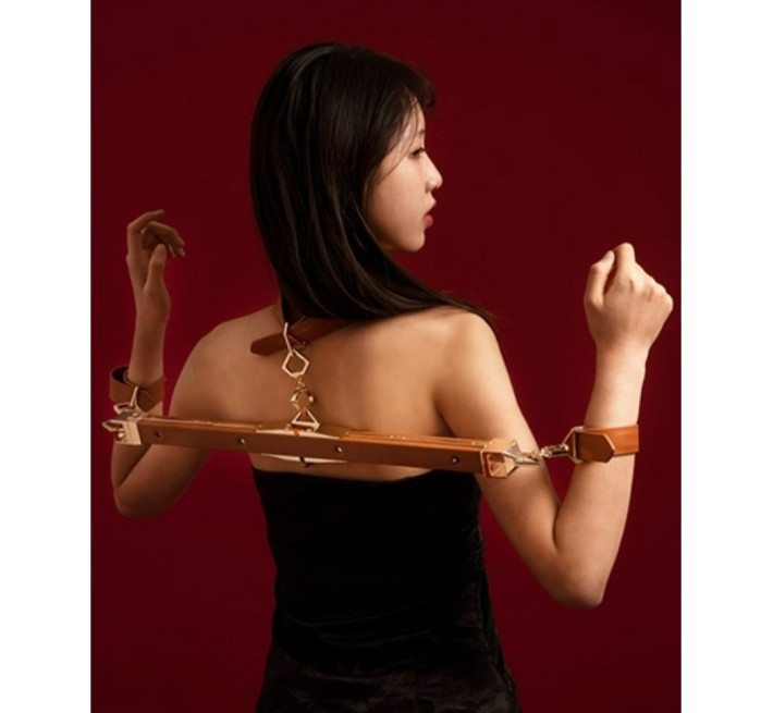 Распорка для бондажа с поножами и ошейником Lockink, натуральная кожа и металл, коричневая, 55-100