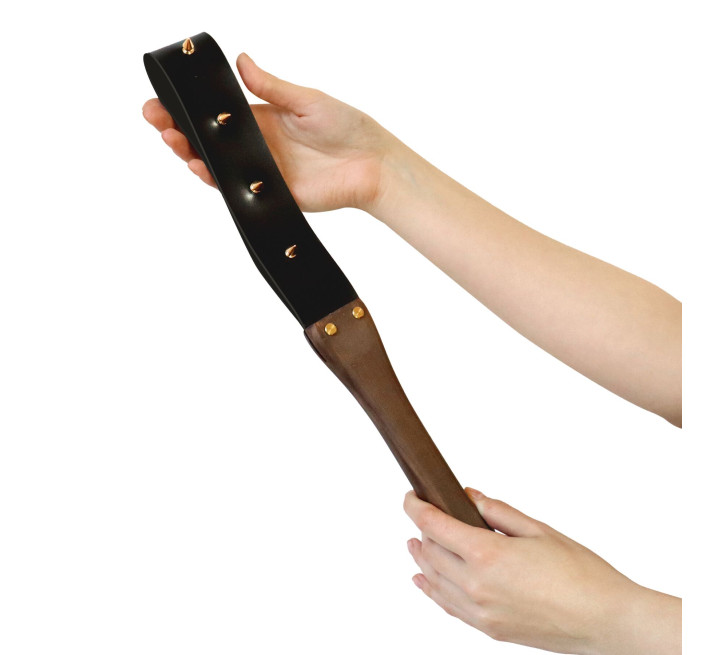 Ляскалка з шипами та дерев'яною ручкою Art of Sex - BDSM Strong, натуральна шкіра