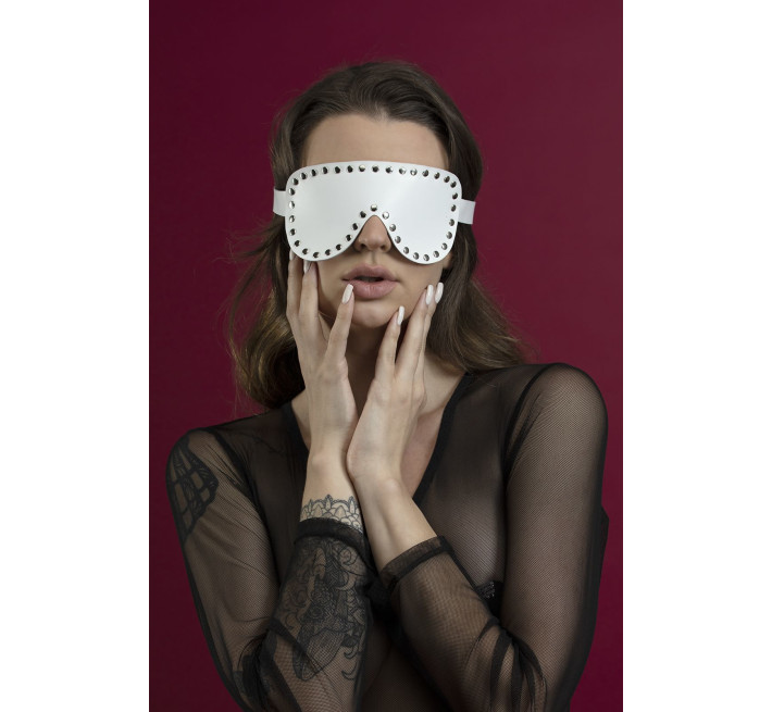 Маска шкіряна закрита із заклепками Feral Feelings - Blindfold Mask біла