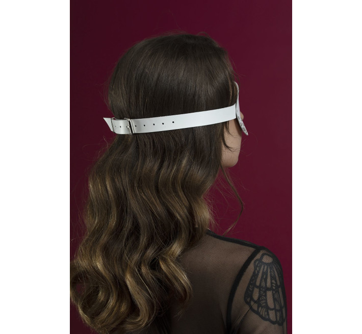 Маска шкіряна закрита із заклепками Feral Feelings - Blindfold Mask біла