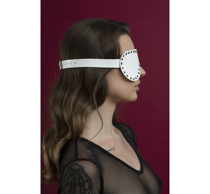 Маска шкіряна закрита із заклепками Feral Feelings - Blindfold Mask біла