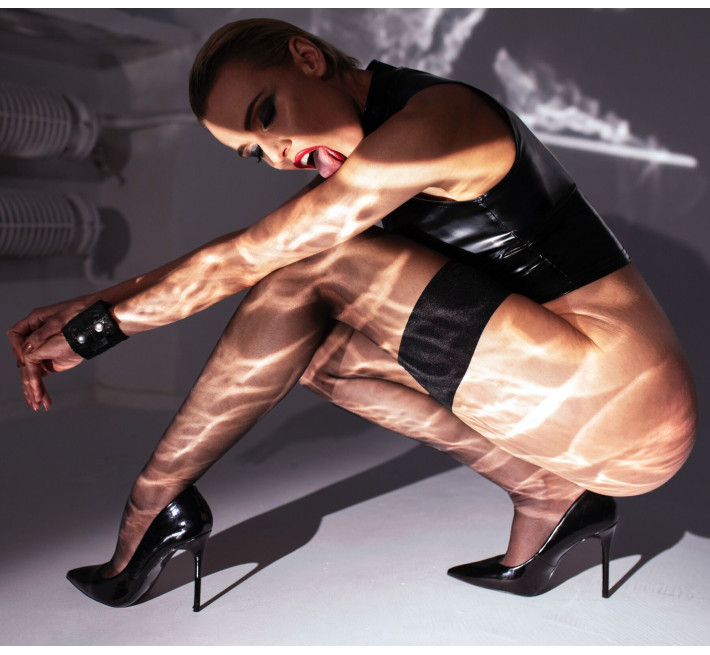 Топ Noir Handmade F324 Glam, XXL, black, халтер, на молнии, виниловые вставки, воротник-стойка