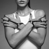 Пара браслетов на запястье и палец Bijoux Indiscrets MAZE Hand Bracelet Harness Коричневые Пара браслетов на запястье и палец Bijoux Indiscrets MAZE Hand Bracelet Harness Коричневые