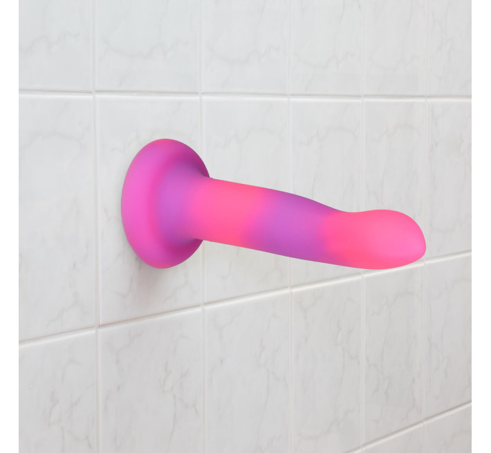 Фалоімітатор, що світиться в темряві, ADDICTION Rave 8 Glow in the Dark Dildo Pink Purple, 20,3 см