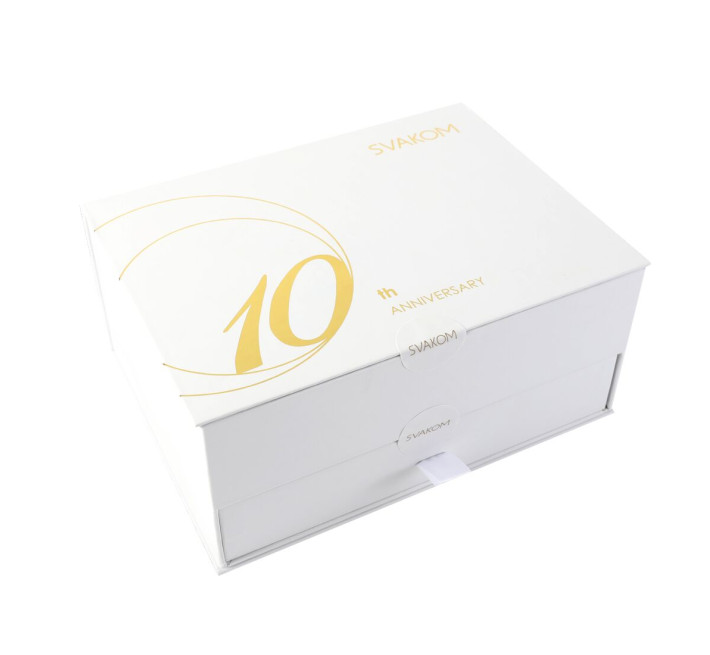 Подарунковий набір Svakom Anniversary Box: вакуумний стимулятор, стрічки, маска, лубрикант, спрей