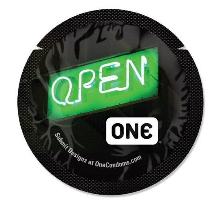 Набор ONE Glowing Pleasures, 100 шт, светятся в темноте, со смазкой, упаковка-тубус